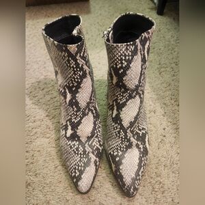 Madden Girl black and white snakeskin ankle boots Sz 8.5
